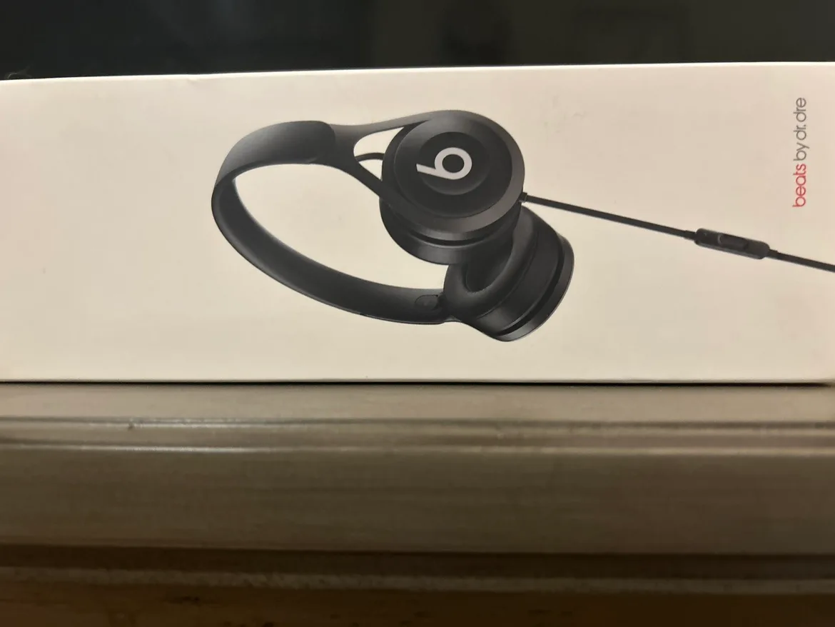 Wired Beats by Dr. Dre Headphones image indicator(2)