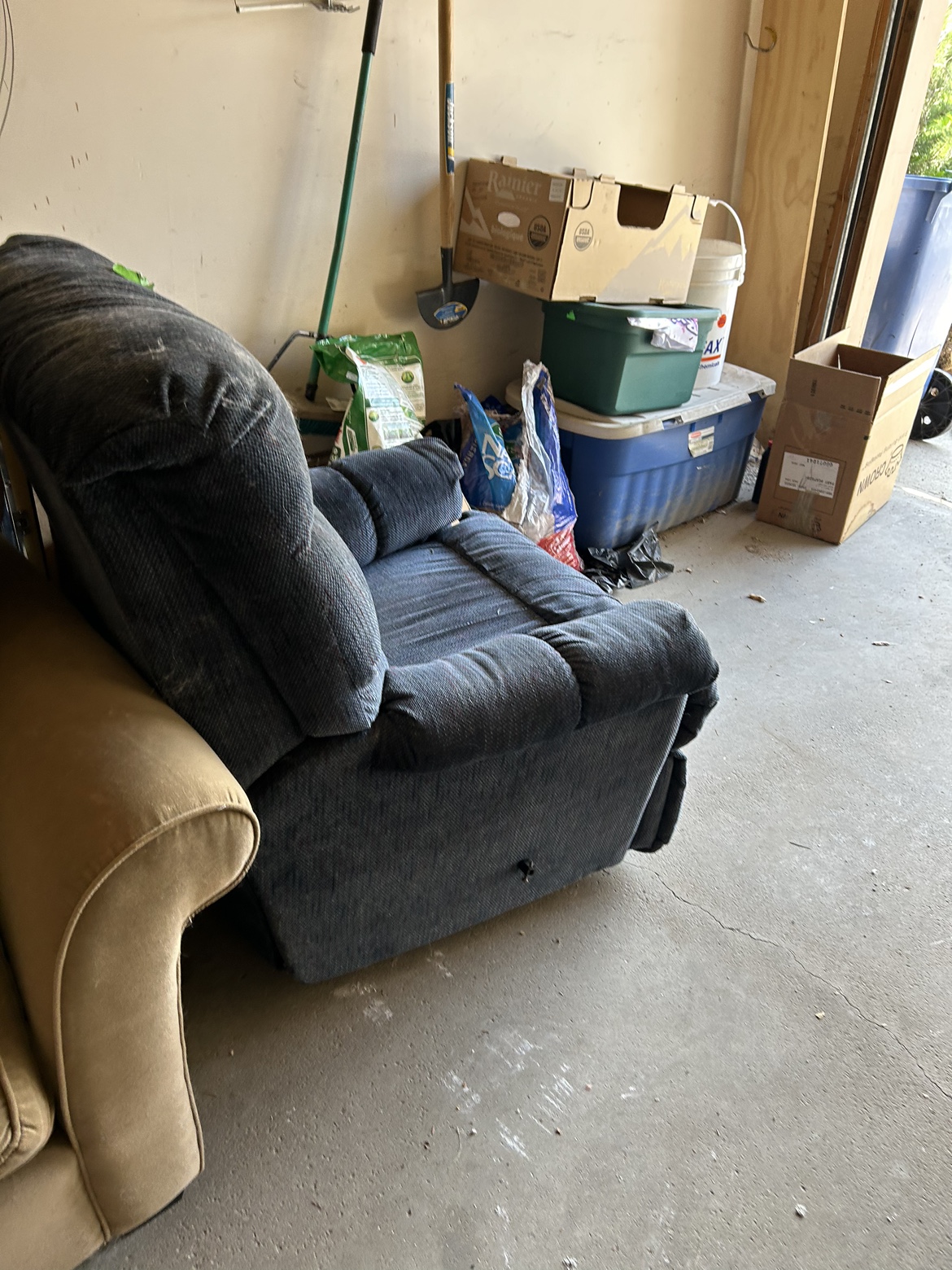 Recliner Chair #free - photo 2