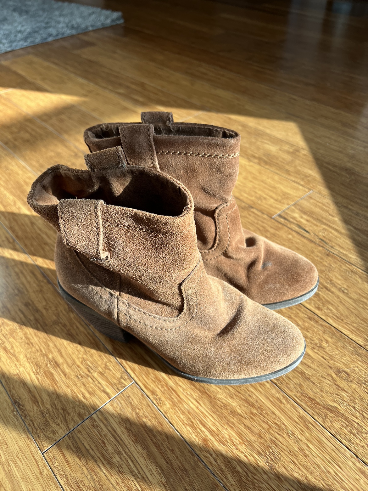 Short faux suede boots size 6.5 🧡 - photo 2
