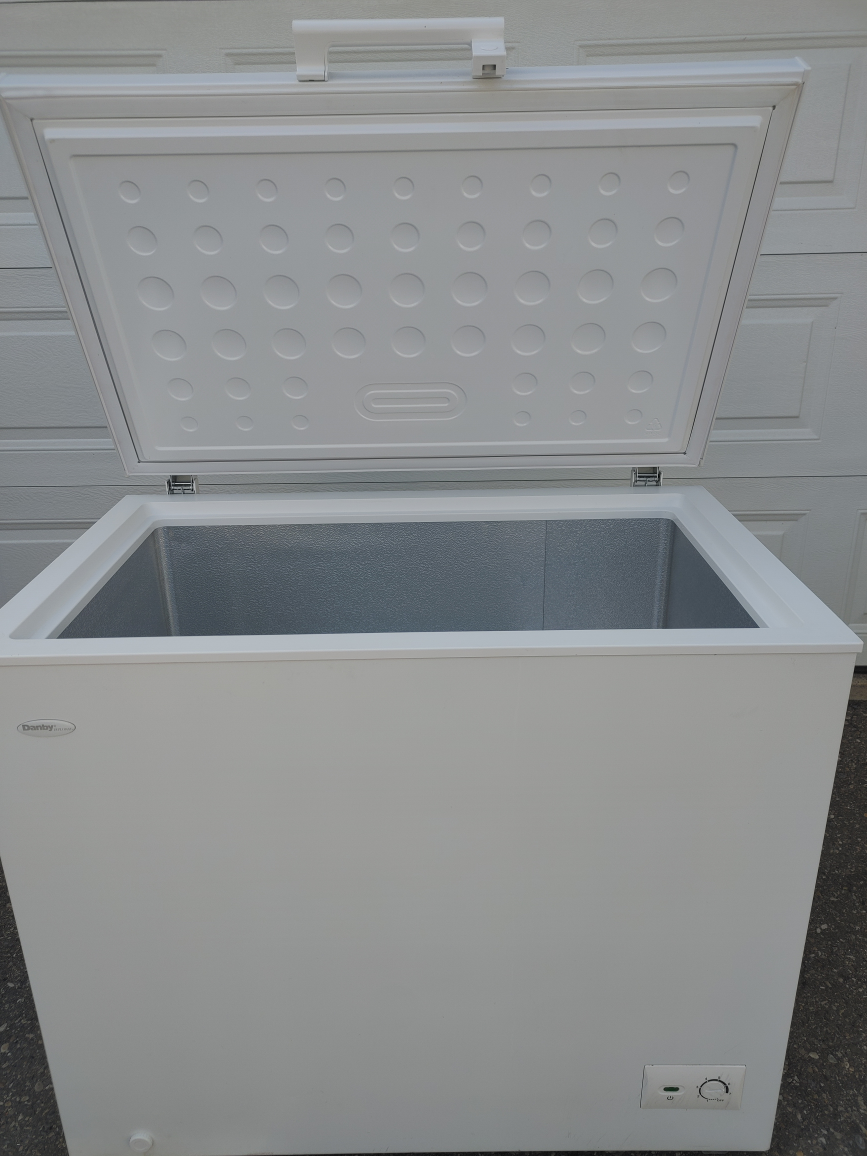 Beautiful Large 9cuft Danby Deep Freezer ( Like New) - photo 2