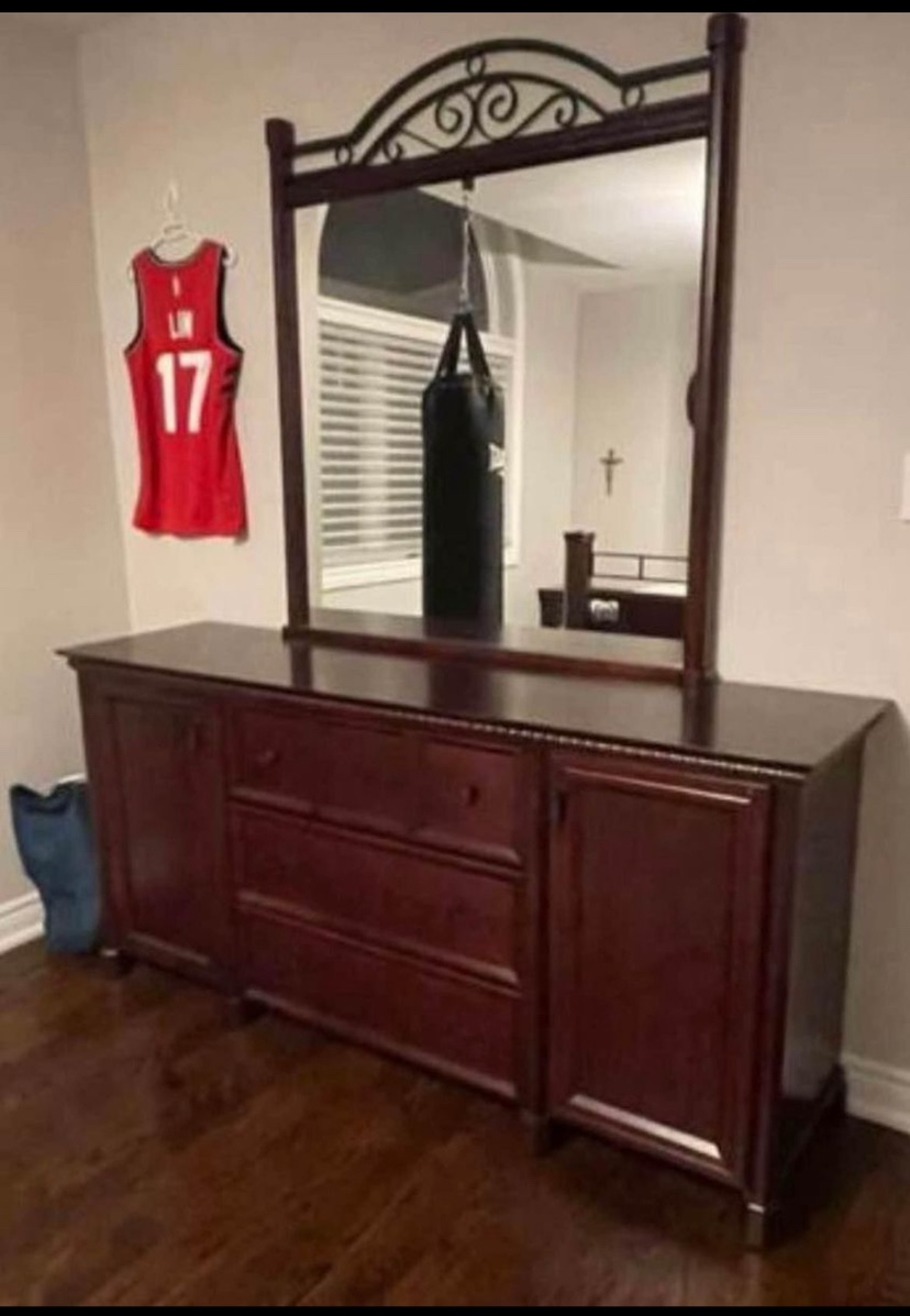 Queen-sized Bedroom Set - photo 2