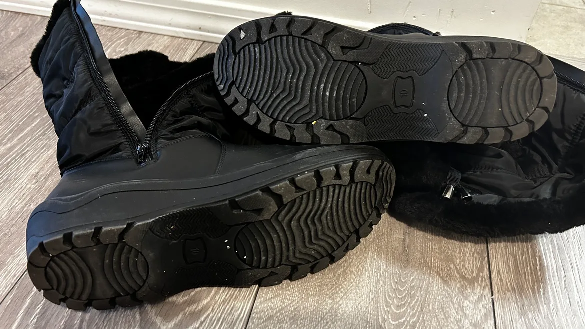 Women's Size 10 Black Boots image indicator(5)