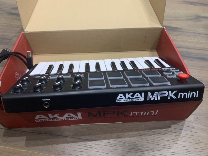 Akai MPK Mini MIDI keyboard and drumpad - photo 2