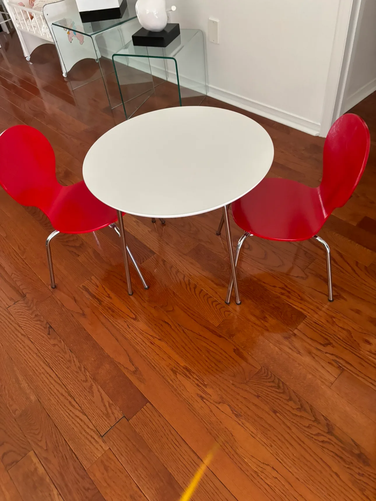 Kids Retro Table and Chairs image indicator(2)