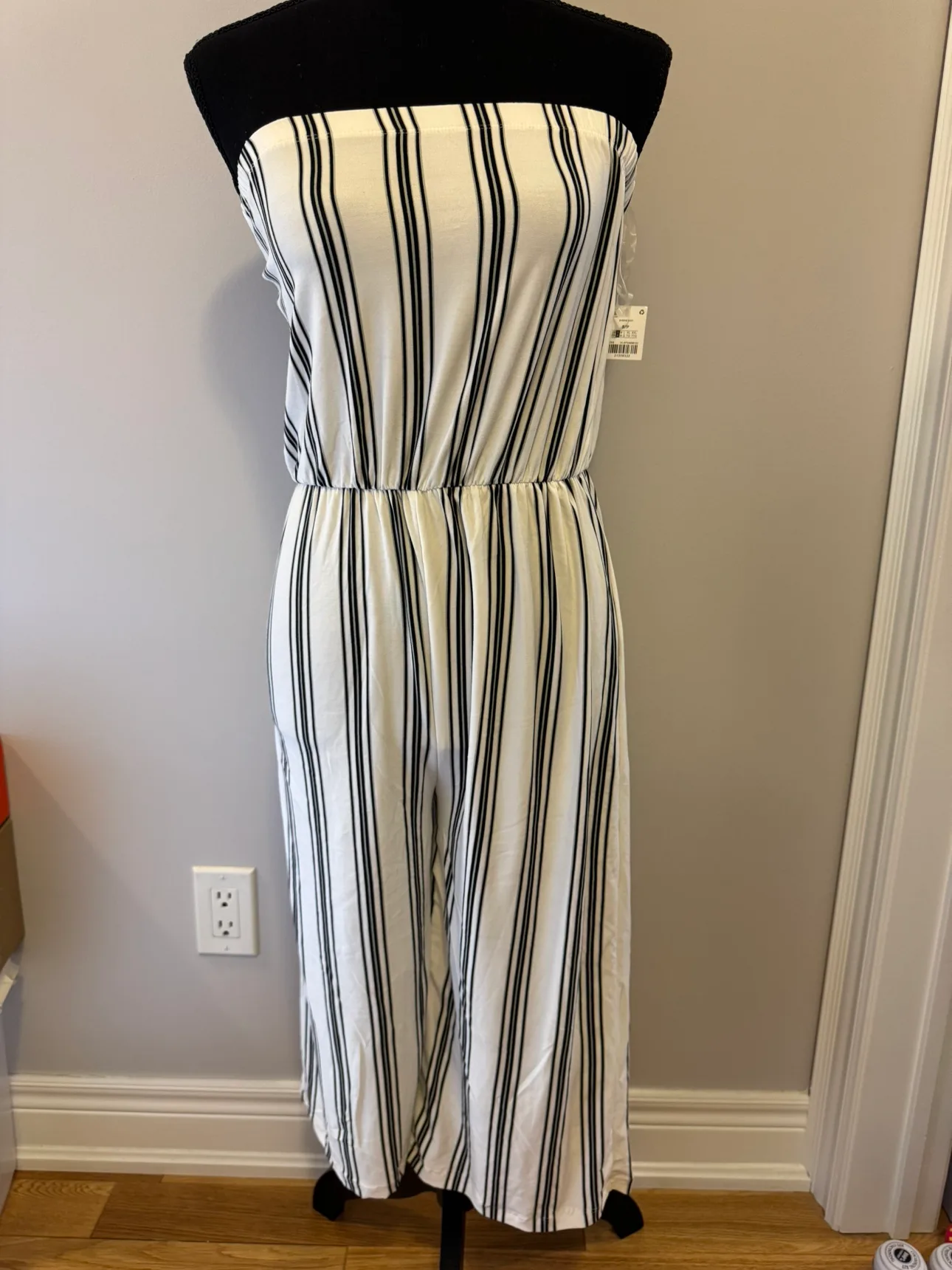 Women’s Clothing Bundle Size Small 4-pc $10 image indicator(3)