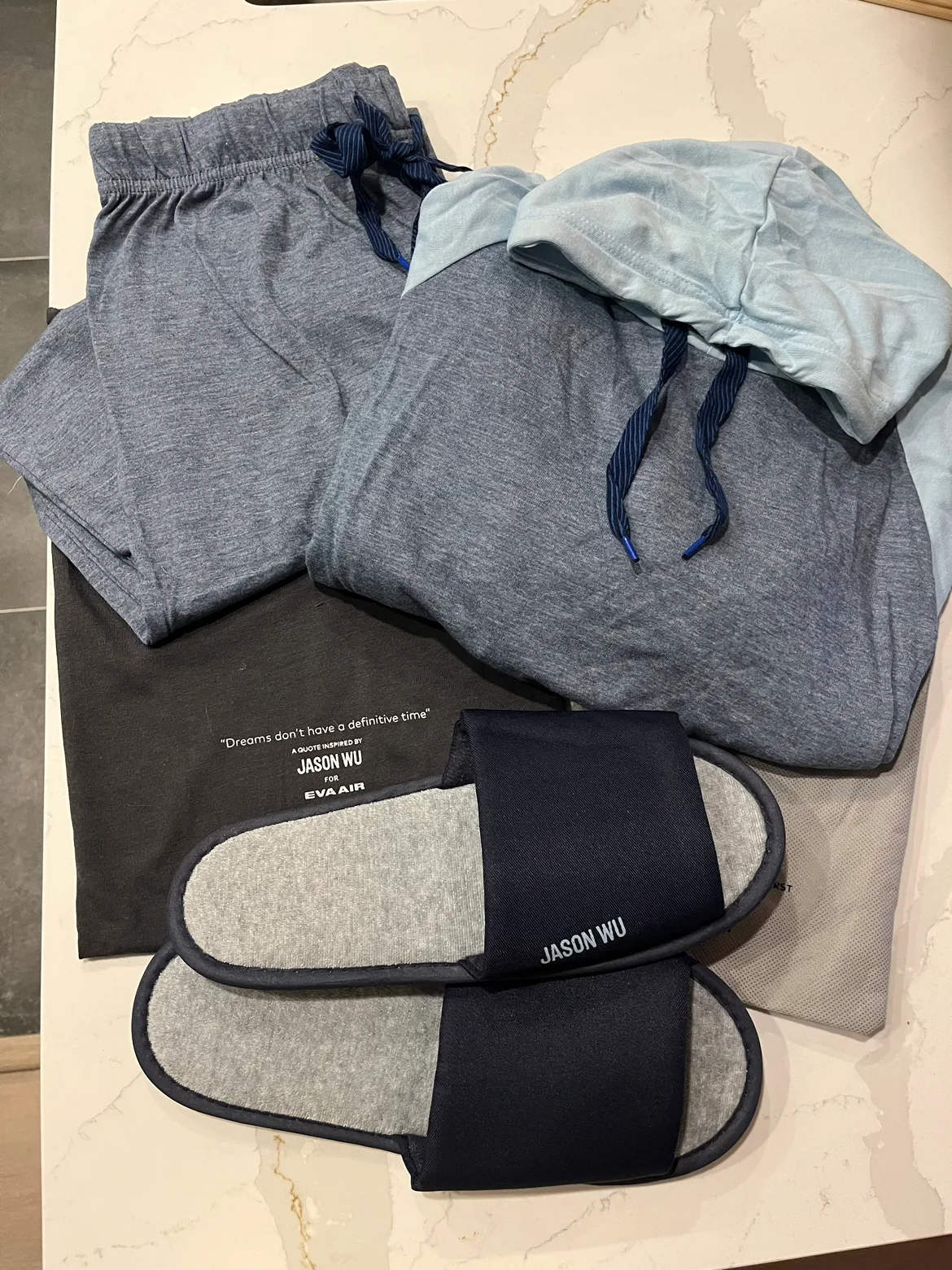 Eva Air Business Class PJ set with slippers (NEW) image indicator(2)