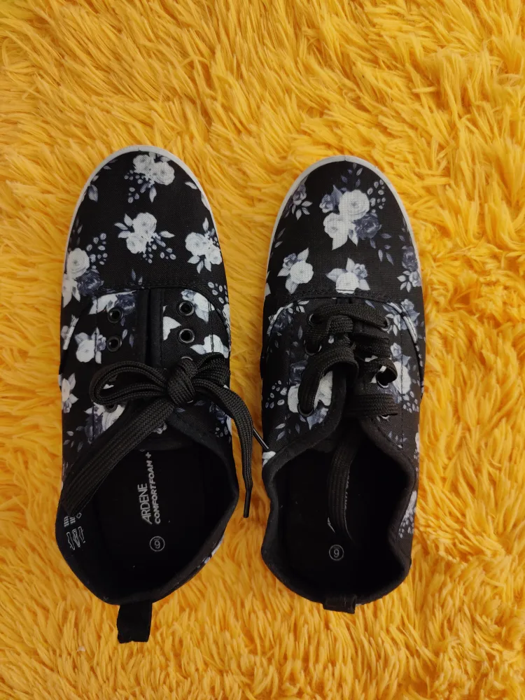 🌟 Brand New - Ardene Floral Sneakers - Size 6 thumbnail