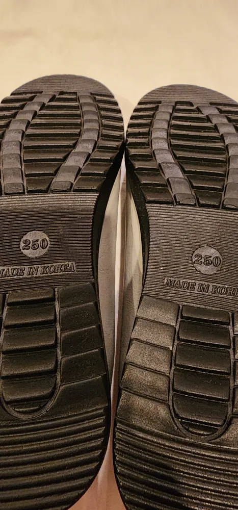 Opetto Grey Flats image indicator(7)