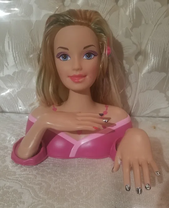 Barbie Delux Styling Head and Hands thumbnail