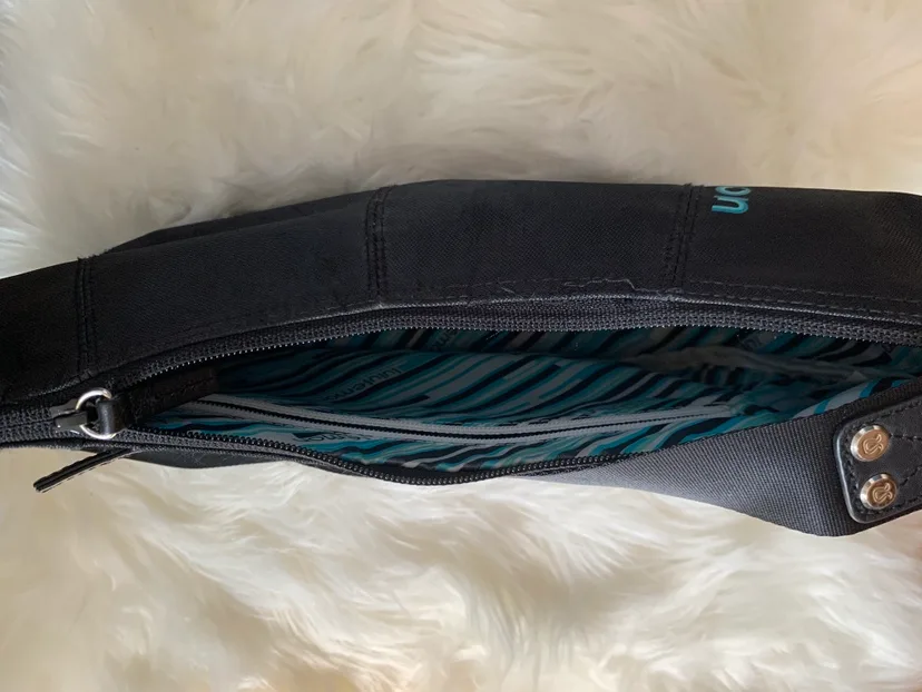Lululemon Black Crossbody Bag image indicator(4)