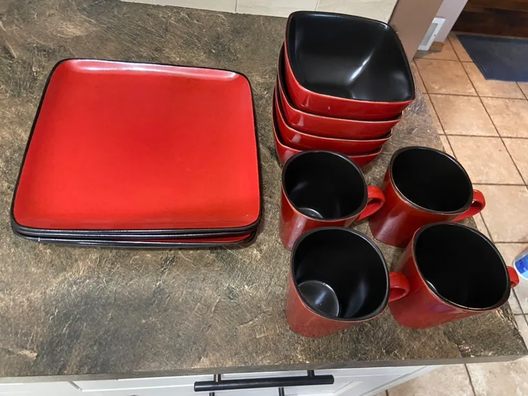 Red Dinnerware Set image indicator(3)