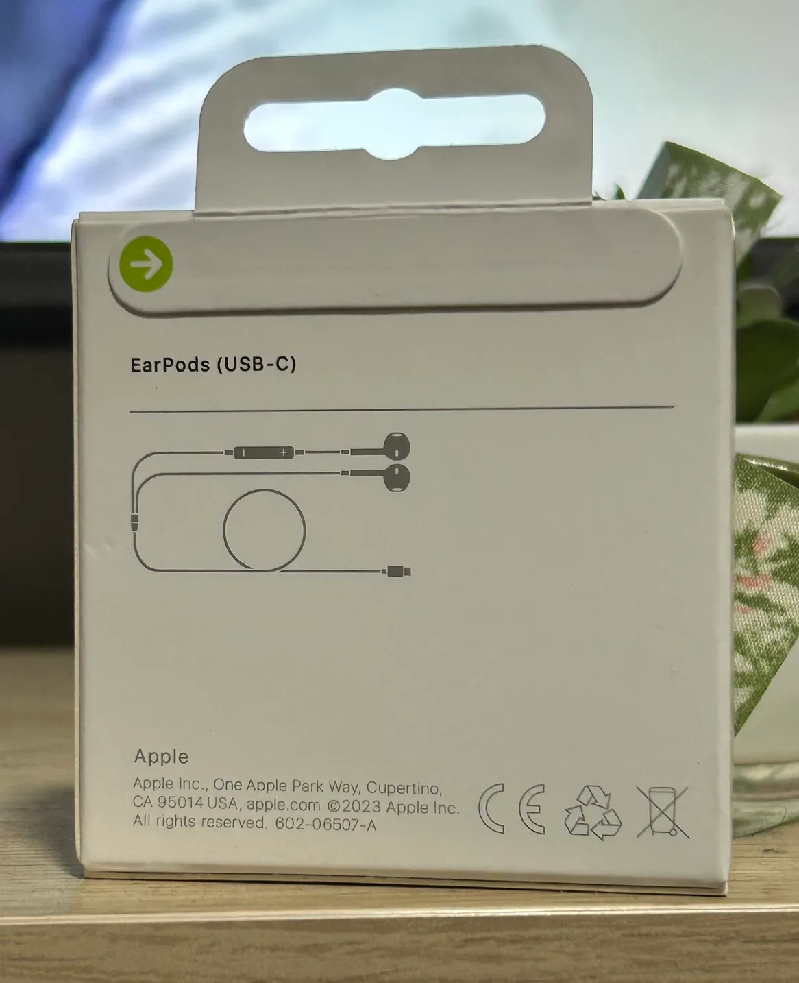 Apple EarPods with USB-C connector image indicator(2)