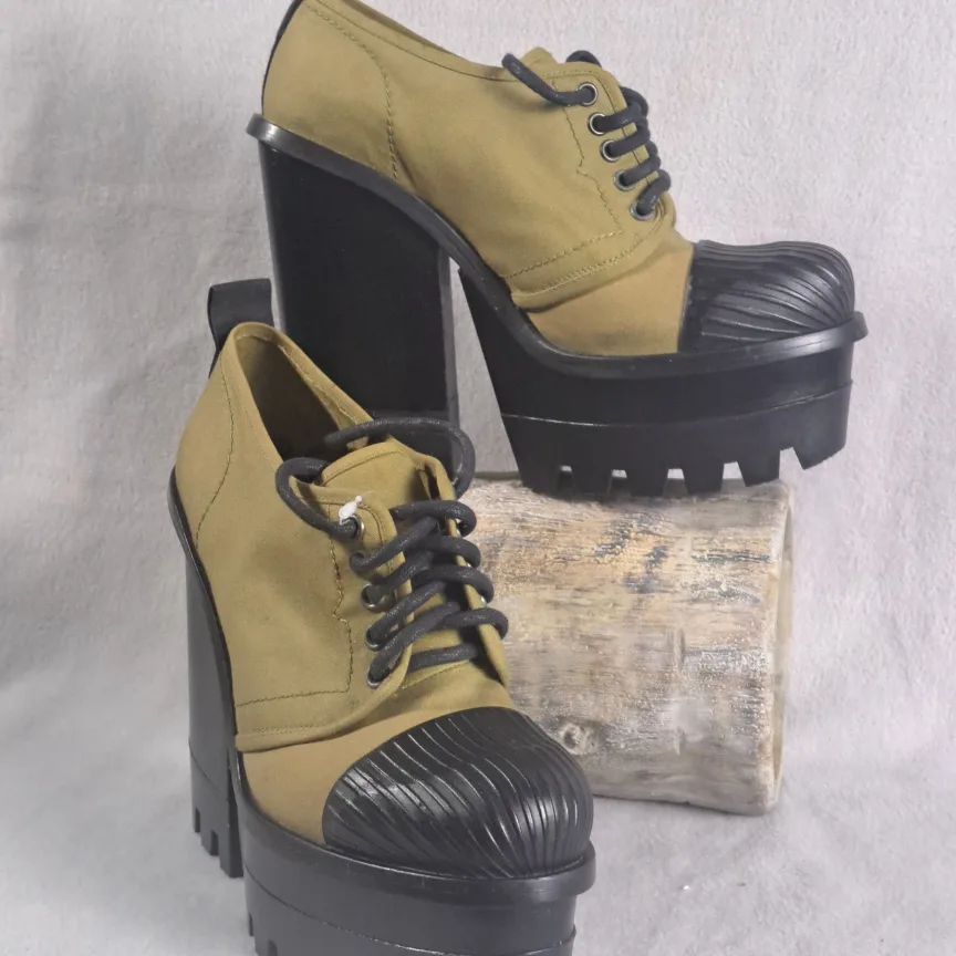 Hunter Canvas Platform Shoes - Size 9 Made in Italy thumbnail