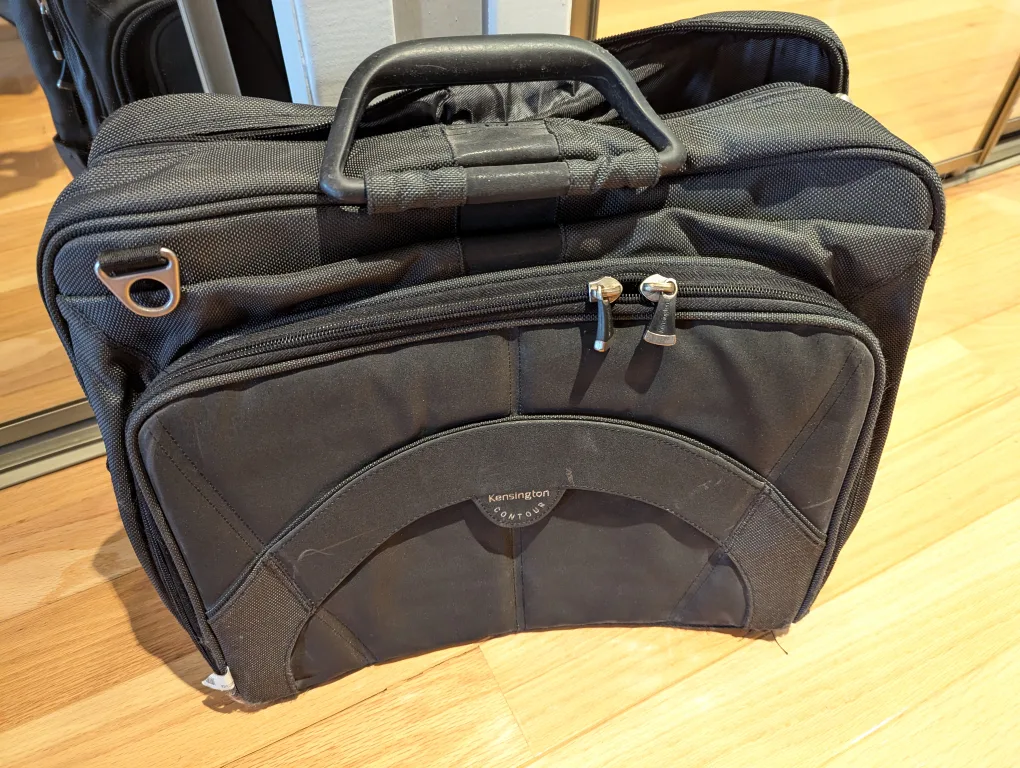 Kensington 17 inch laptop bag image indicator(4)