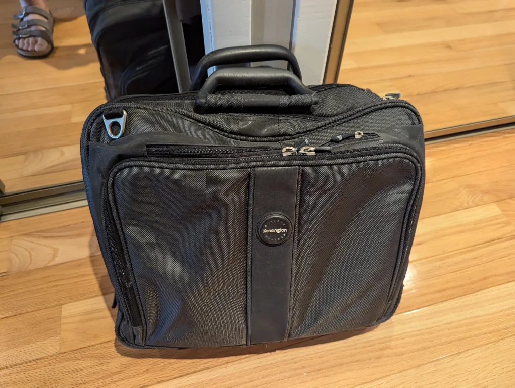 Kensington 17 inch laptop bag image indicator(5)