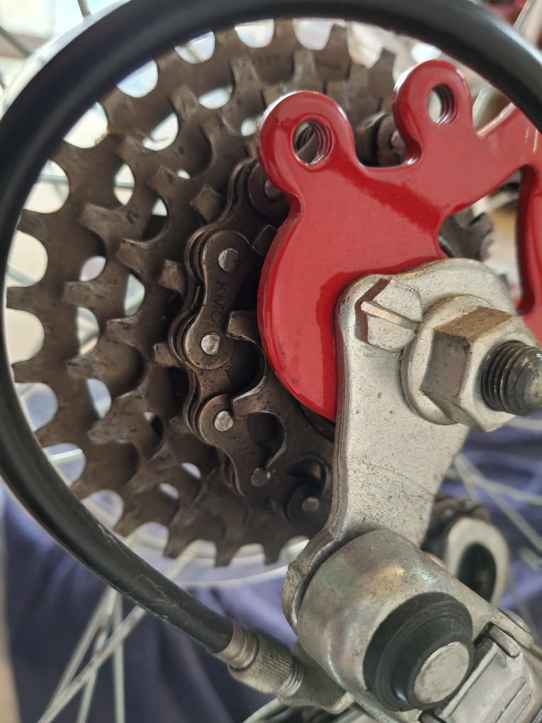 Medium sized mountain Tour 21 Speed Bike - photo 5