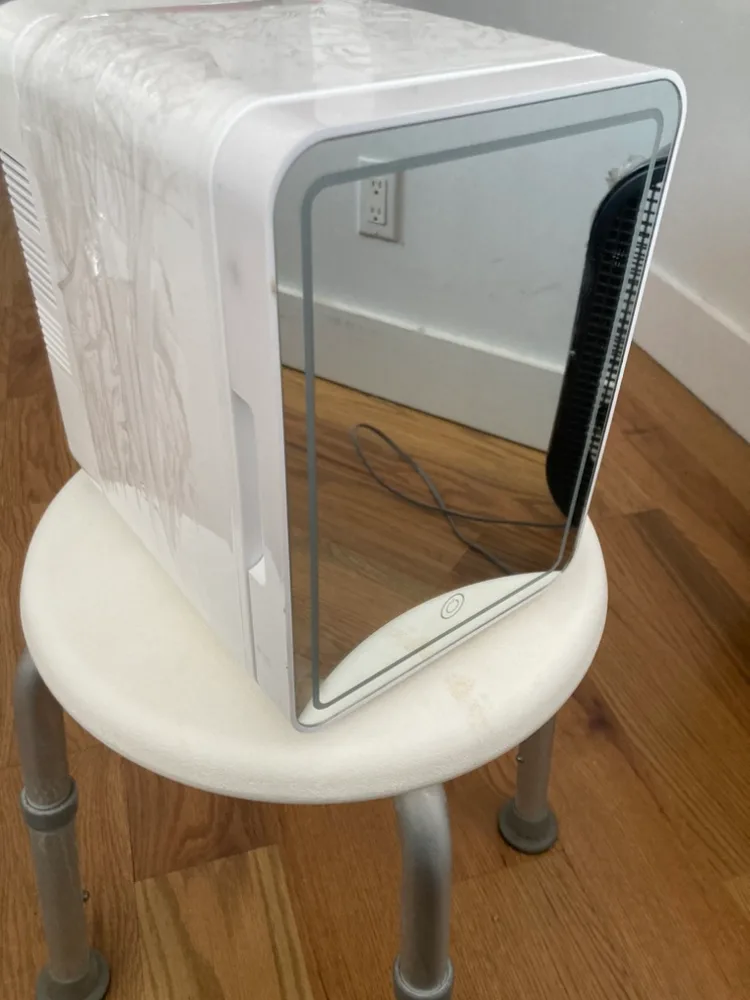 Electronic mini fridge thumbnail