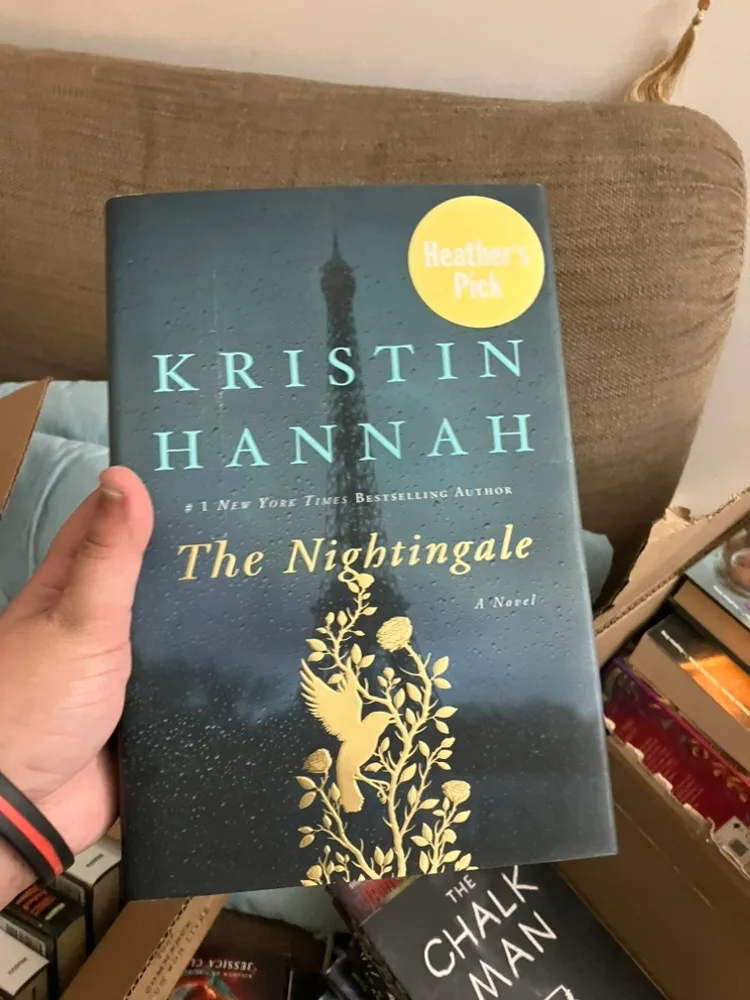 The Nightingale by Kristin Hannah thumbnail
