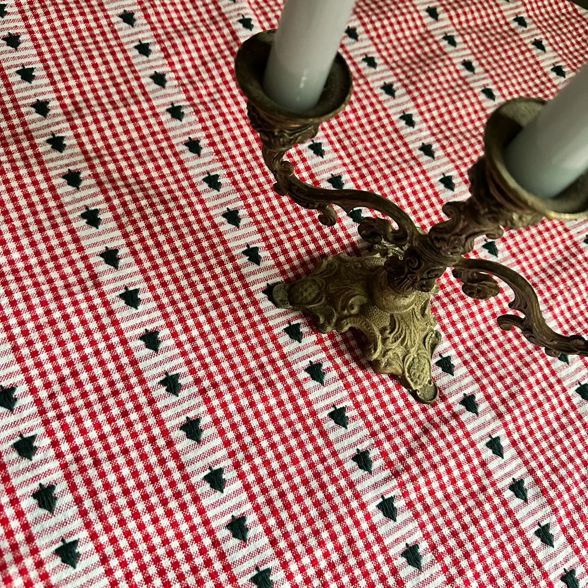 Vintage Red and White Gingham round table with Christmas trees image indicator(4)