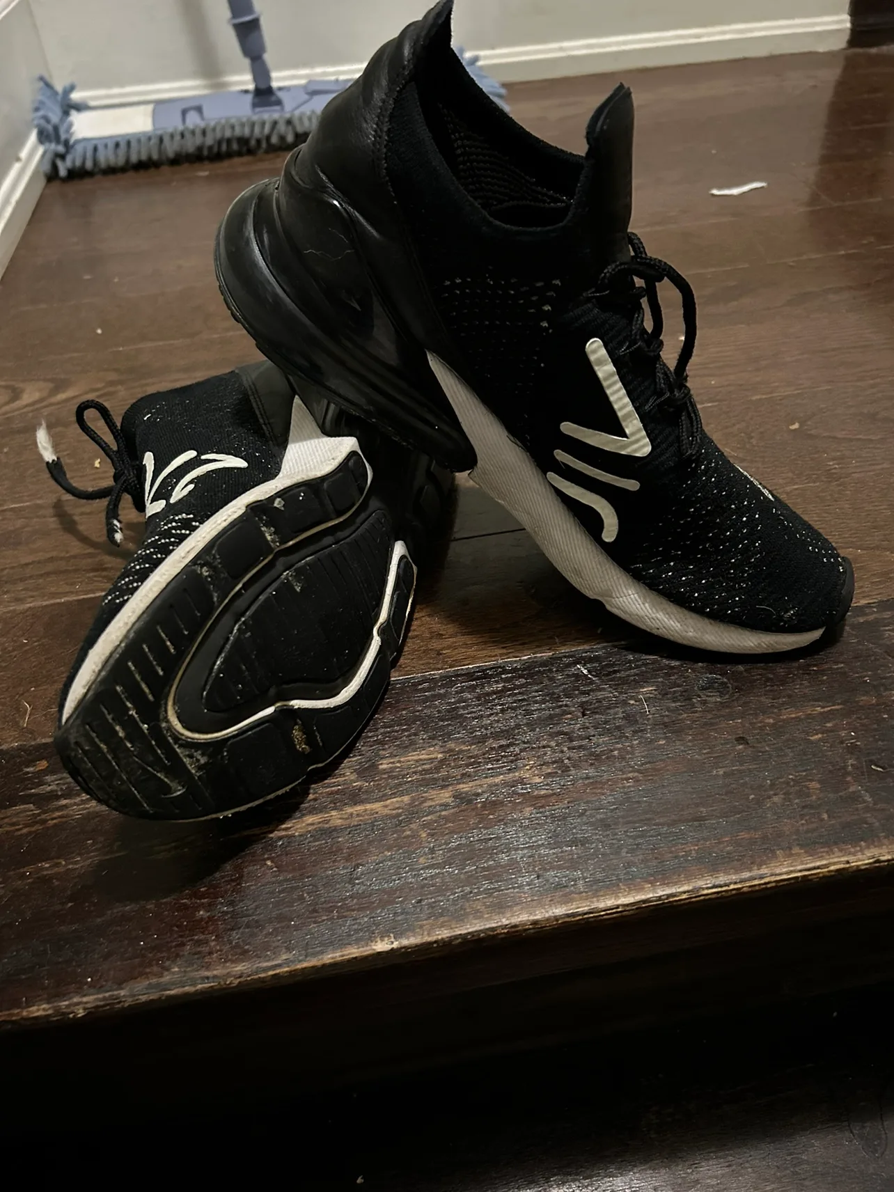 Nike Air Max 270 image indicator(2)