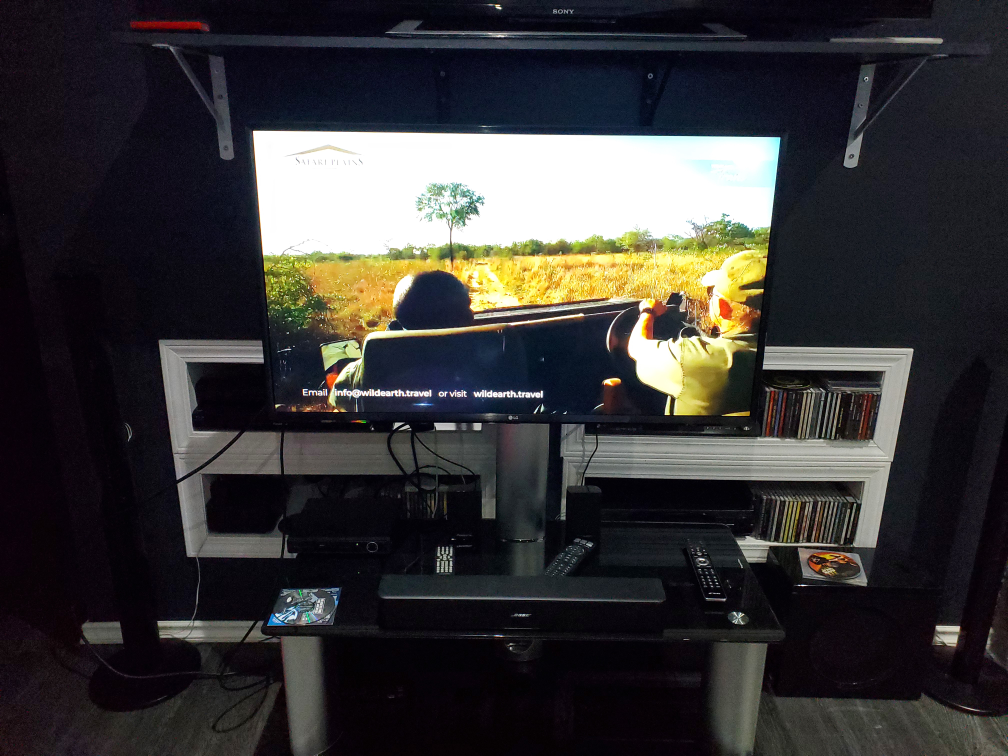 42 inch LG TV with smoked glass stand - photo 3