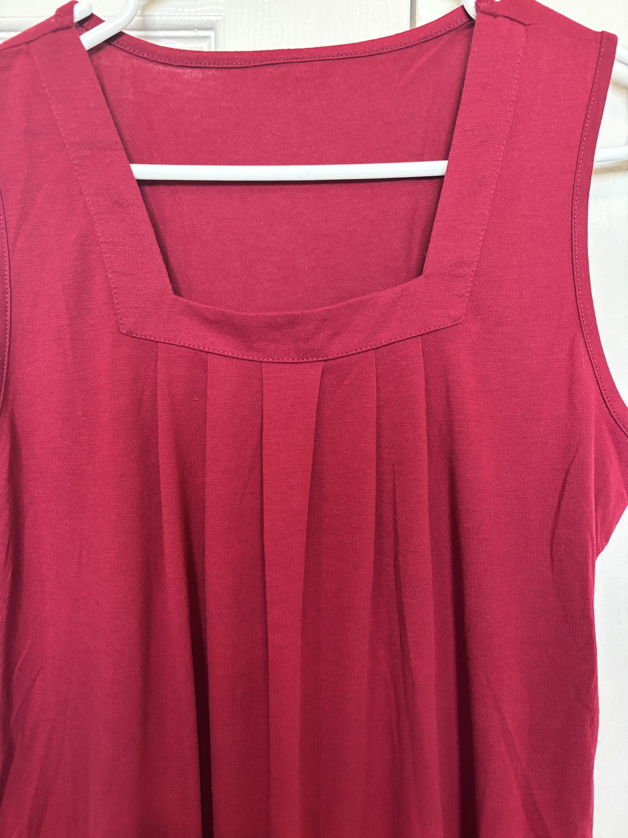 Red sleeveless top - photo 2