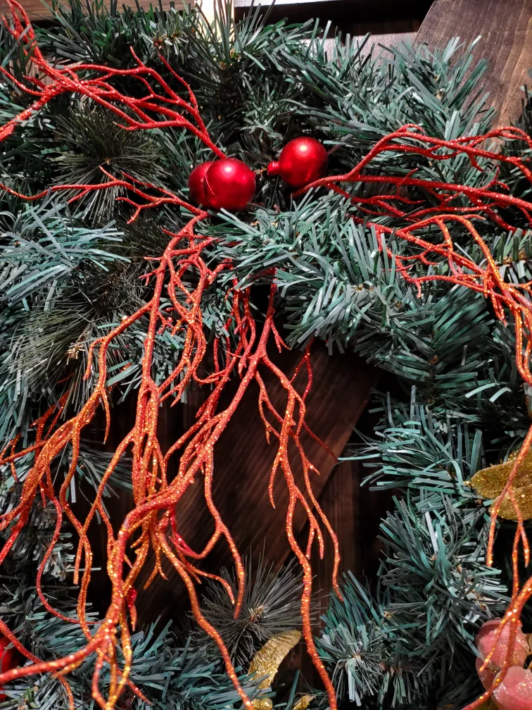 Christmas Wreath Red and Gold image indicator(3)