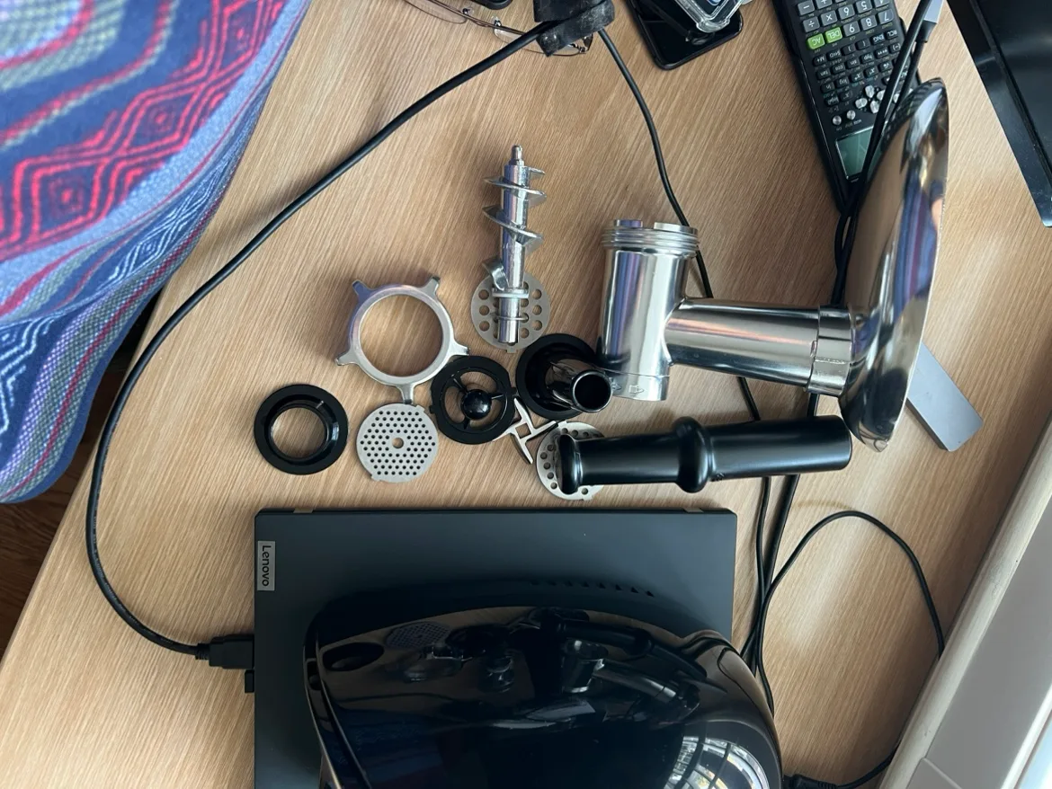 Nesco 500W Electric Meat Grinder Sausage Maker image indicator(6)