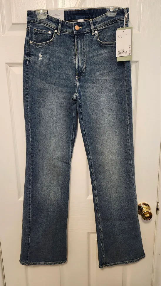 New H&M Bootcut/Flare High Jeans - Size 8 image indicator(5)