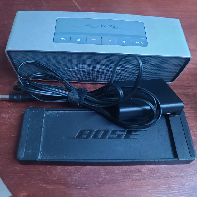 Bose Speaker for parts. DOES NOT WORK. thumbnail