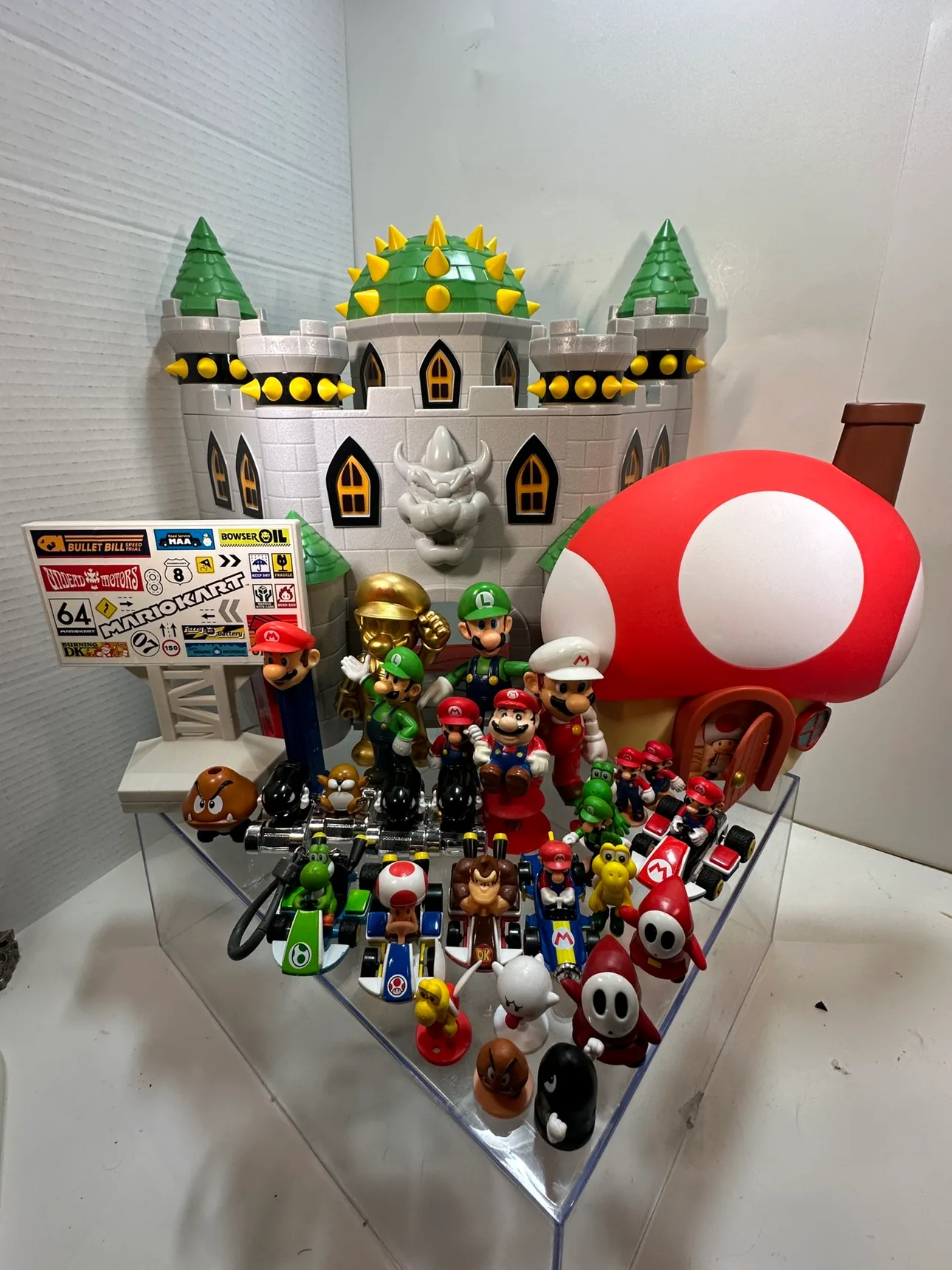 Super Mario Nintendo Bowser’s Castle / Various Figures Lot thumbnail