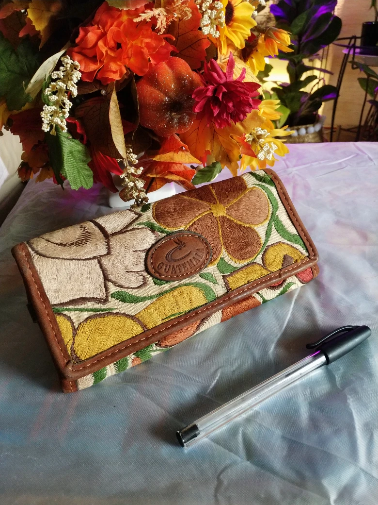 🎃🍁 #freecycle ~ Embroidered Leather Wallet