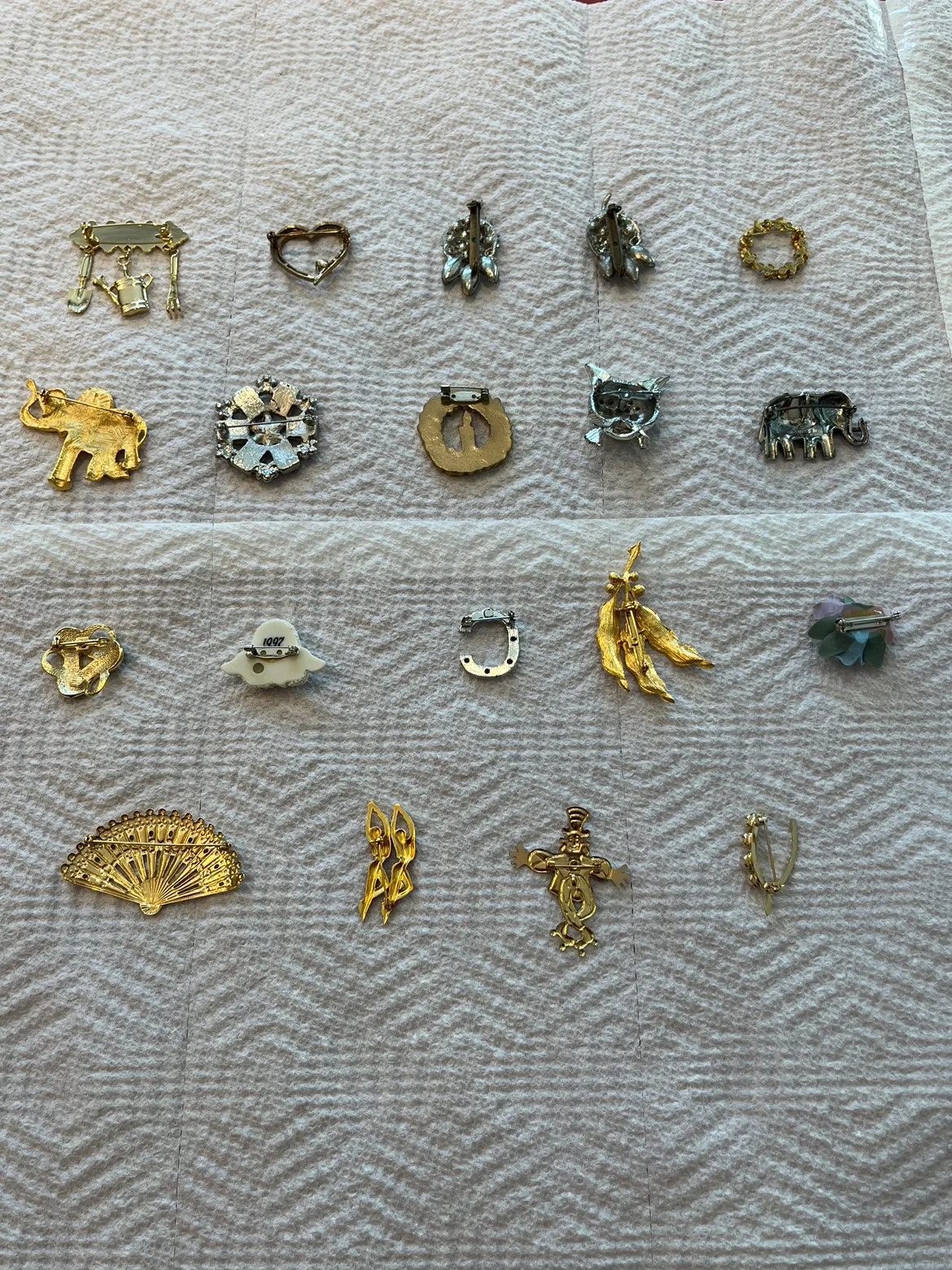 Vintage Brooches Lot - 19 Pieces image indicator(2)