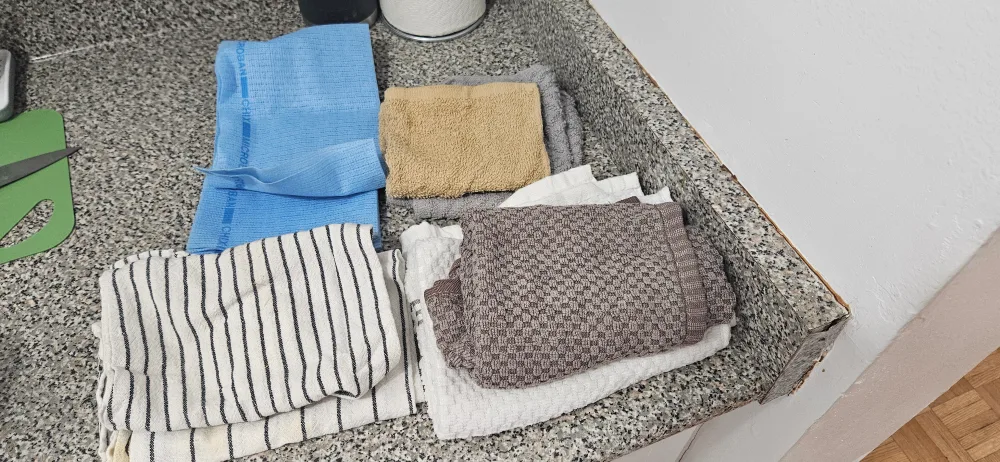 Set of 4 Kitchen Towels & 2 cloths thumbnail