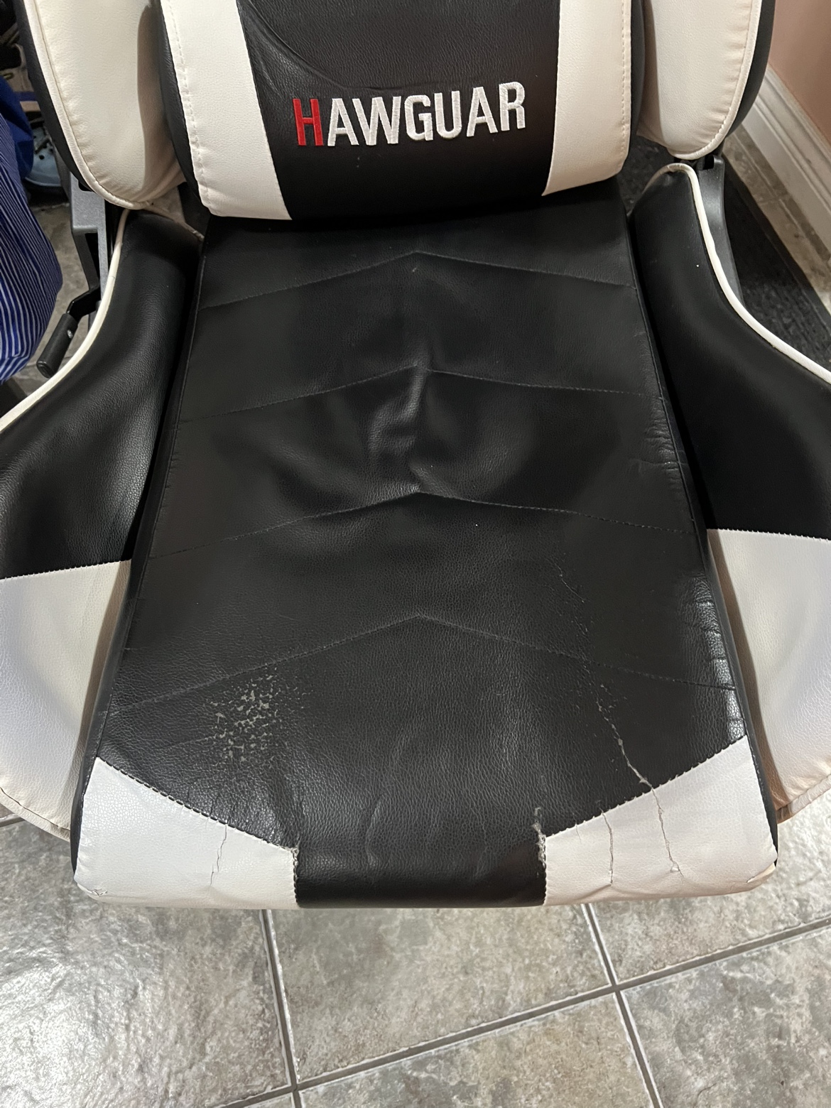 Moving out sale! Gaming Chair with Footrest - photo 2
