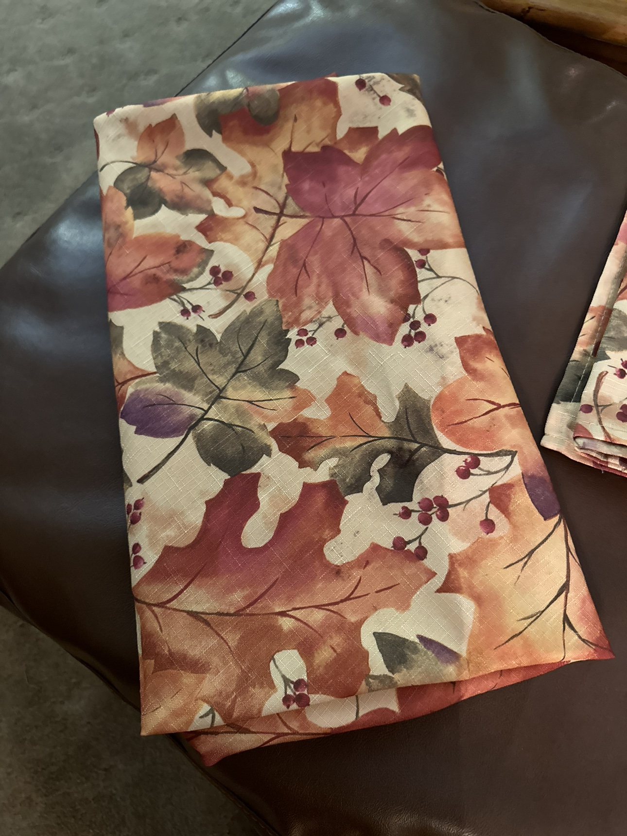 Fall theme tablecloth with 8 napkins - photo 3
