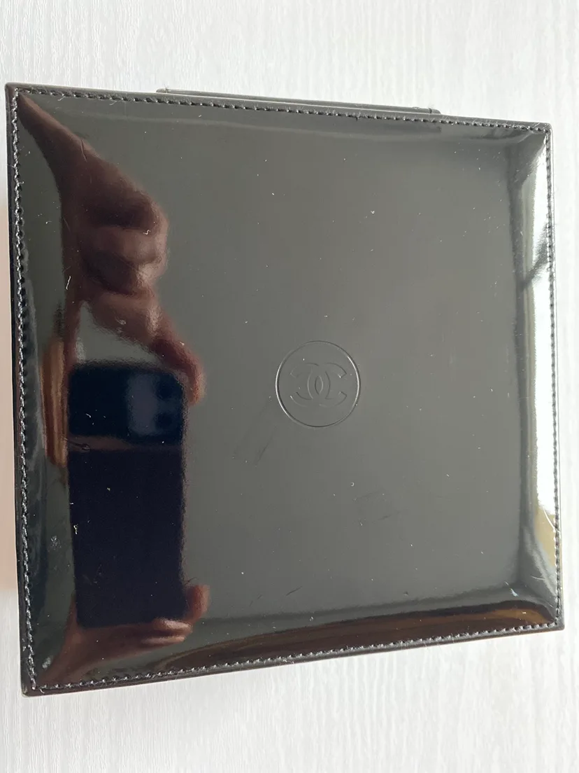 Chanel beauty case image indicator(2)