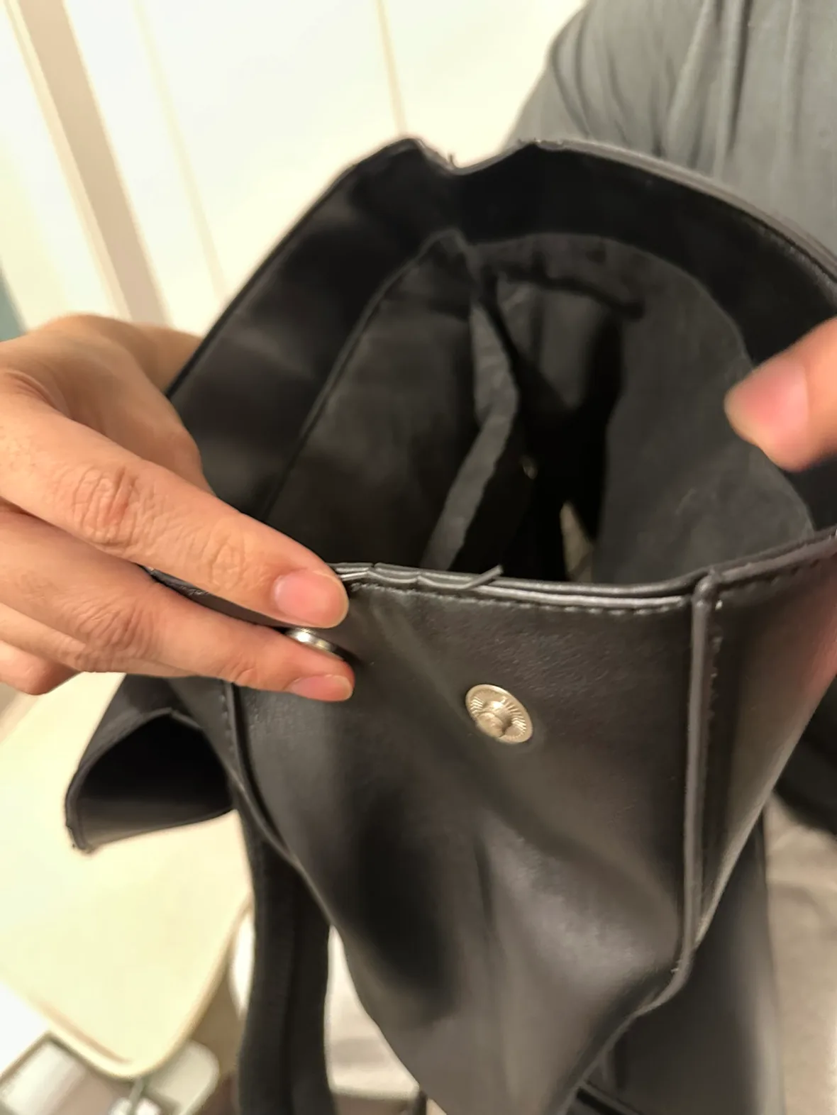 Black backpack image indicator(6)