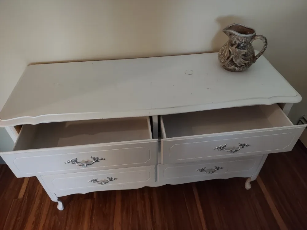 White Vintage Six-Drawer Dresser image indicator(2)