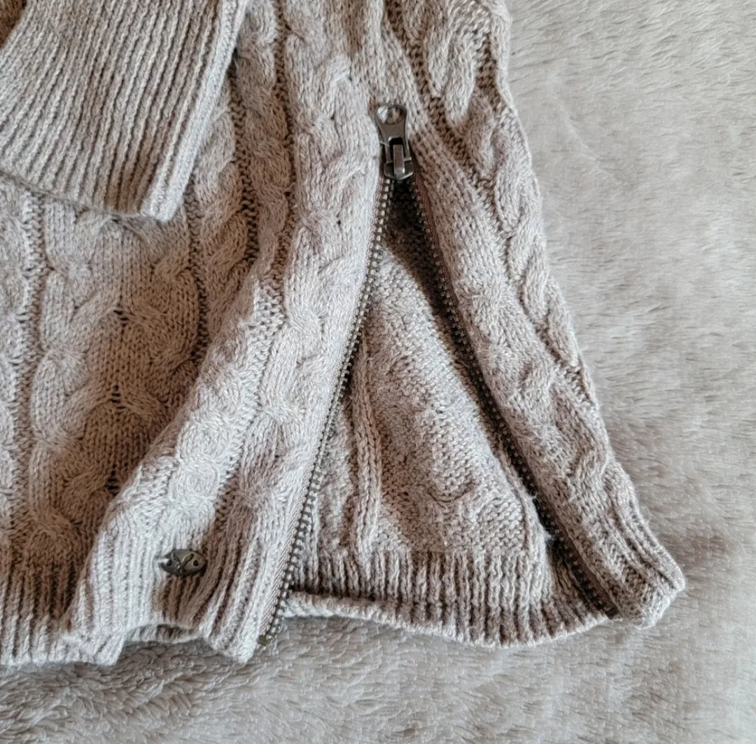American Eagle cable knit sweater image indicator(4)