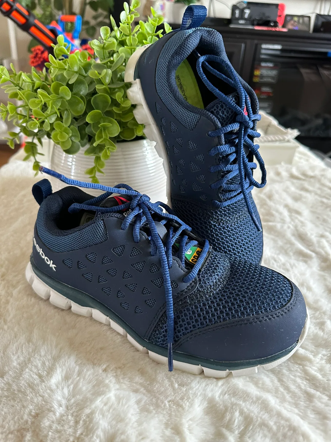 Ladies Reebok Safety shoes size 6 image indicator(3)