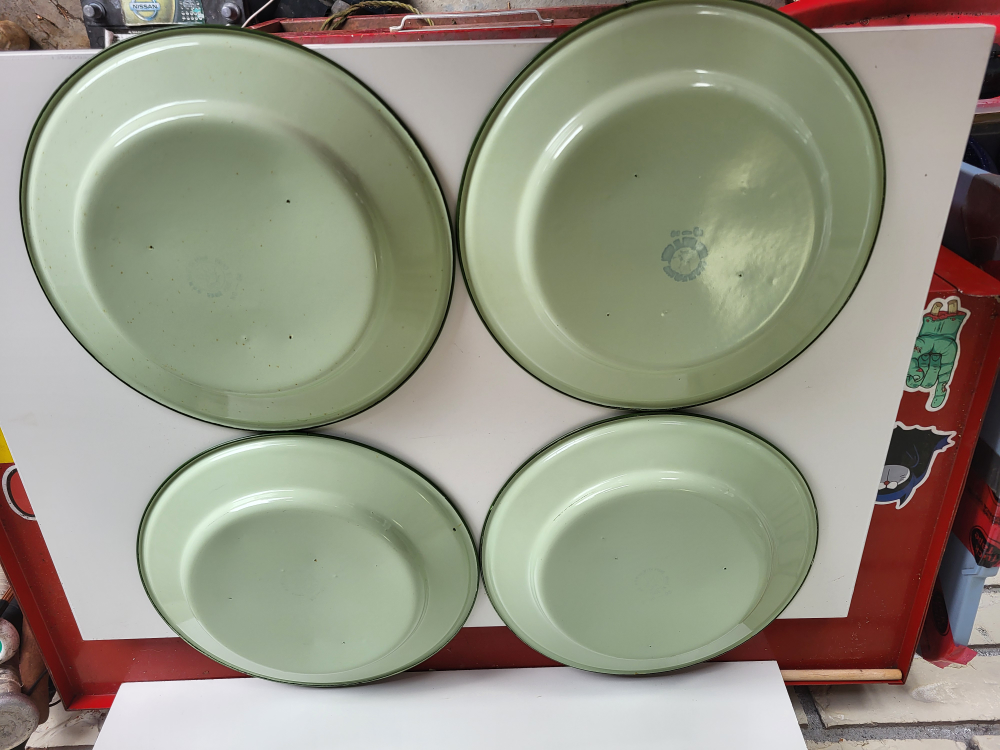 Set of 4 Green Enamelware Plates - photo 2