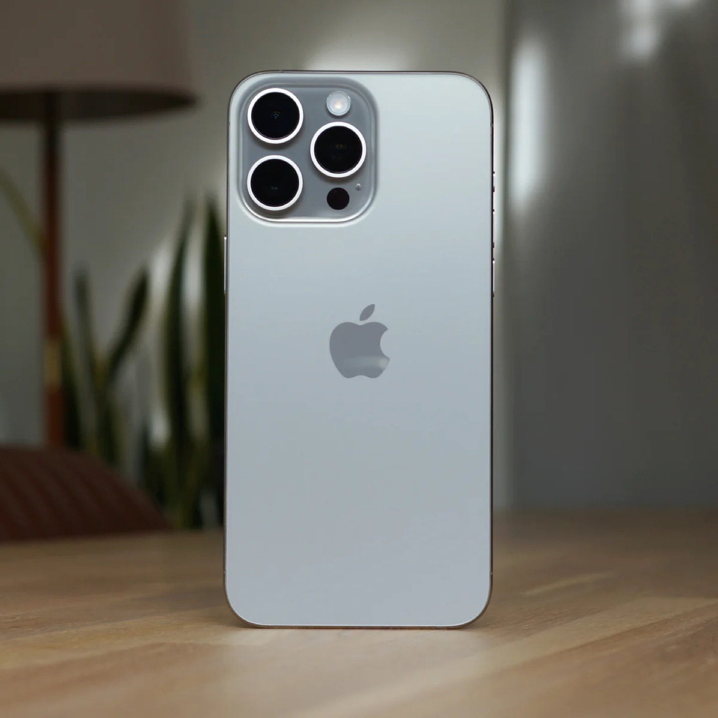 iPhone 15 Pro Max - photo 2