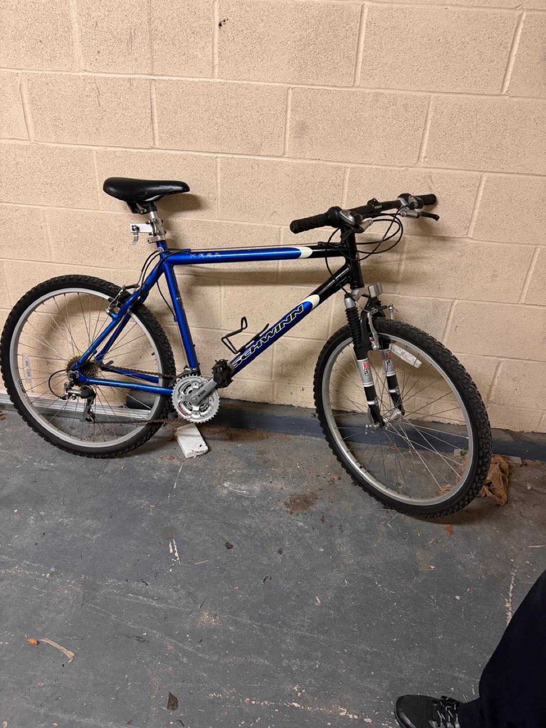 Schwinn Mountain Bike 27 inch with bottle holder - photo 3