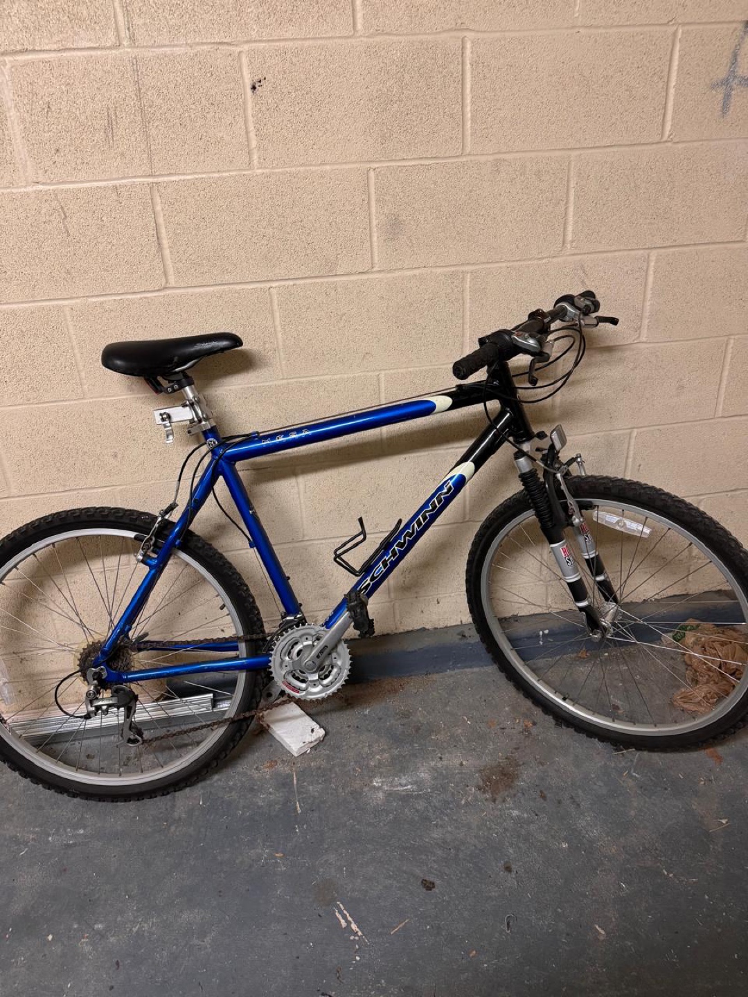 Schwinn Mountain Bike 27 inch with bottle holder - photo 2