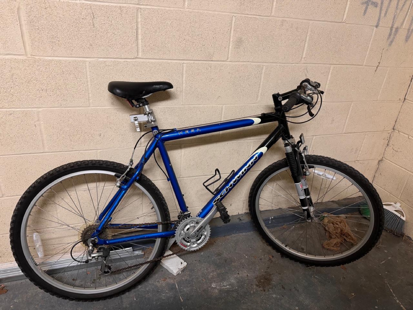 Schwinn Mountain Bike 27 inch with bottle holder