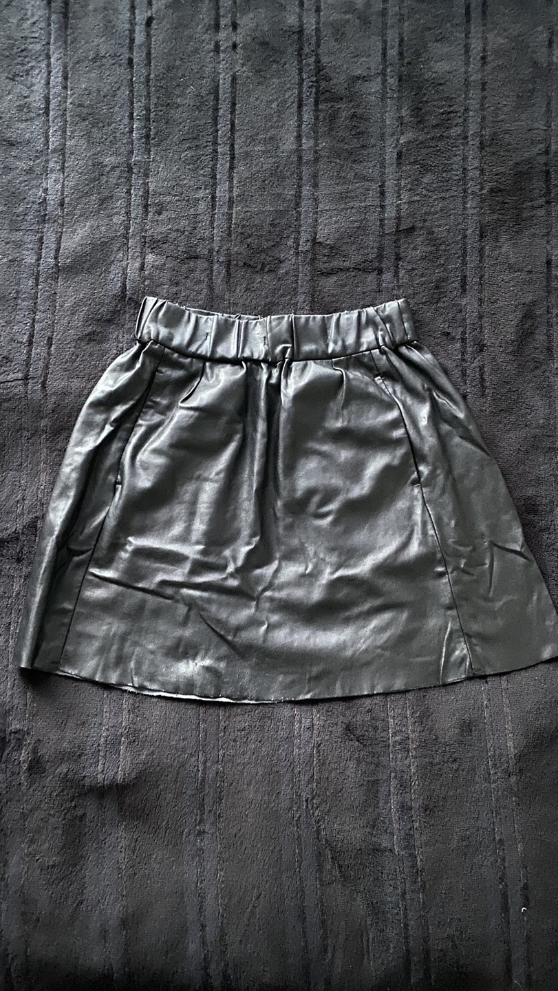 Aritzia Wilfred Free Faux Leather Skirt w/ pockets
