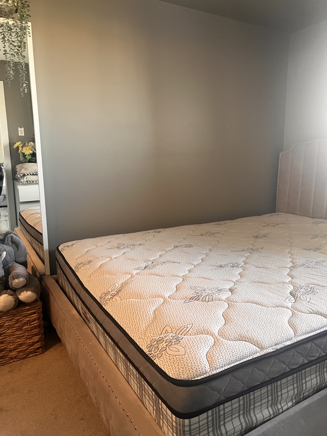 Bed and Mattress. Queen Size - photo 2