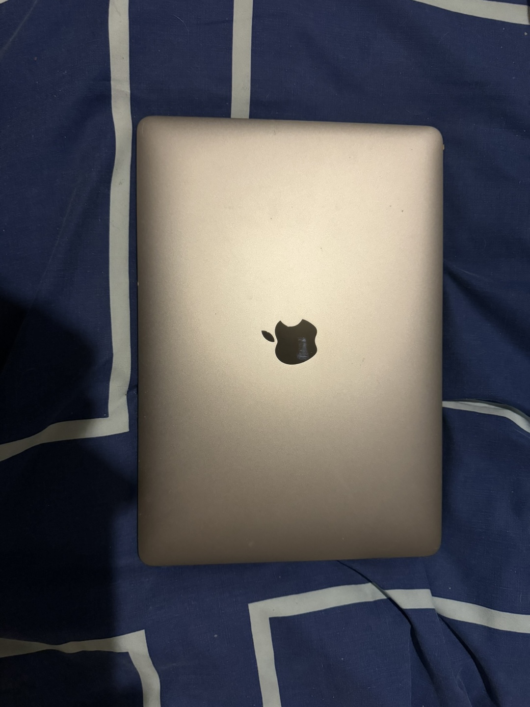 2020 MacBook Pro 13.3 inch 256gig in Amazing Condition