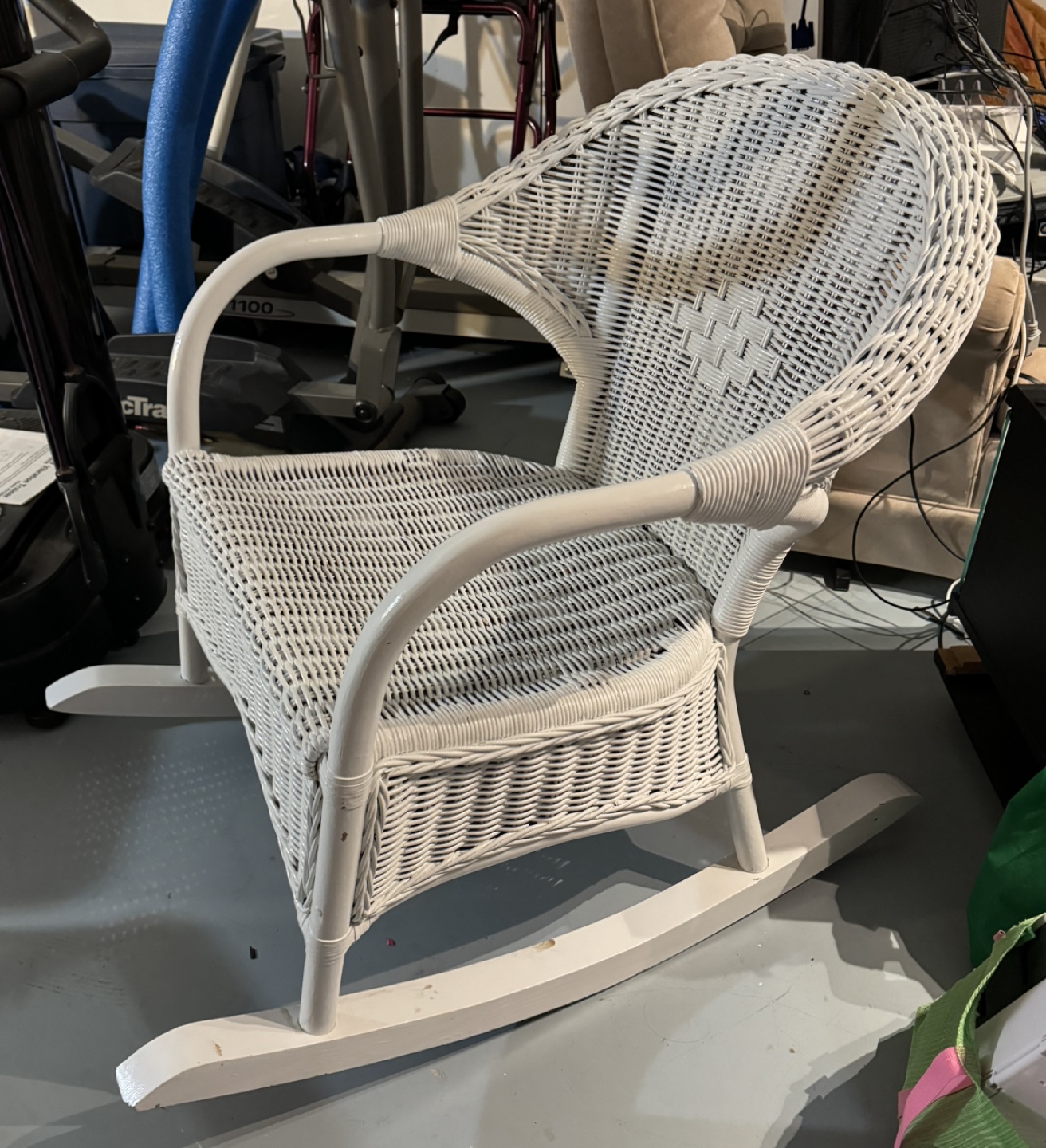 White Wicker Rocking Chair - photo 2